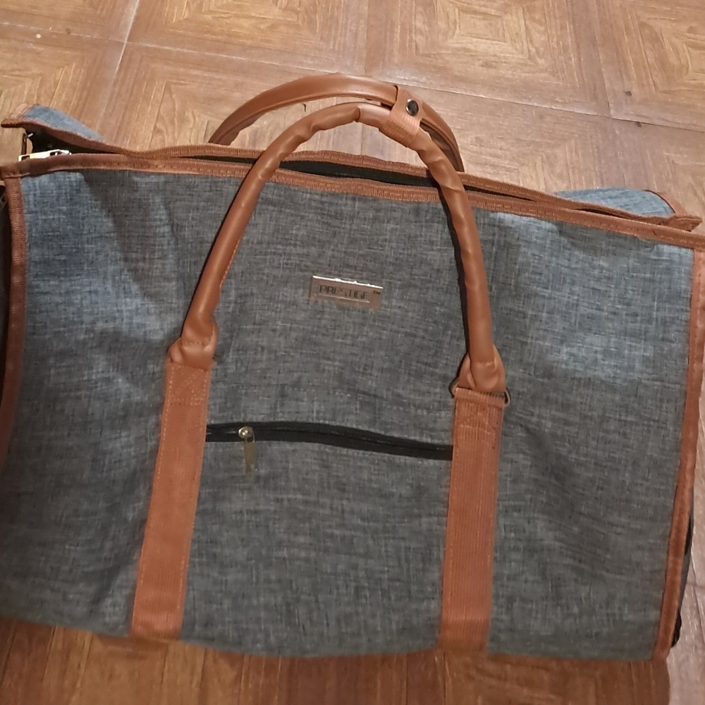 NWOT  MENS TRAVELING  WEEKENDER DUFFLE BAG/ SUIT BAG 24" X 13" X 12"